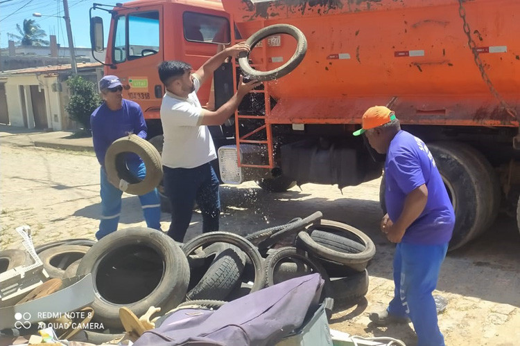 CCZ e Limpeza Pública recolhem materiais inservíveis de casa de acumulador