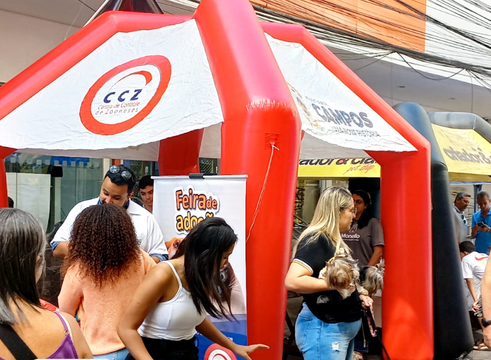 O Centro de Controle de Zoonoses de Campos realizou neste sábado (16/09), mais uma “Caravana Pet”