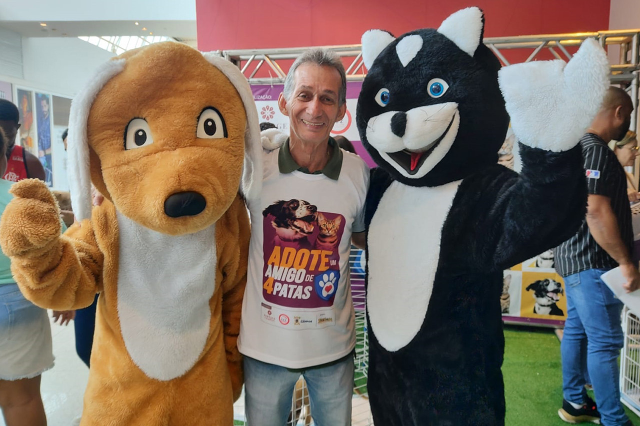 Cães e gatos disponíveis para adoção responsável em feira realizada em shopping