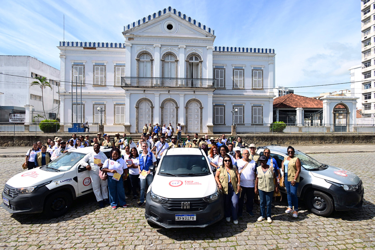 Visita domiciliar e orientação à população em DIA D de Mobilização contra a Dengue