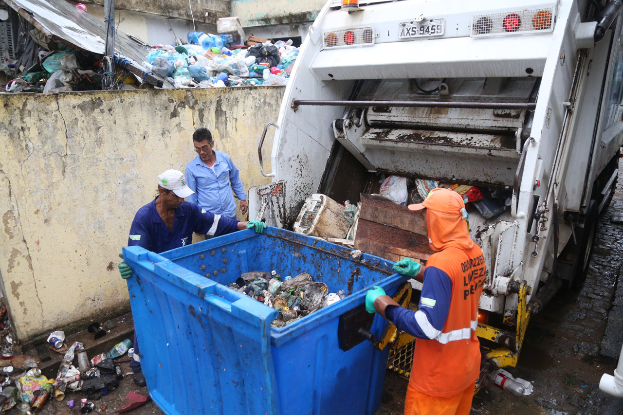 CCZ participa de ações de recolhimento de materiais em residências de acumuladores