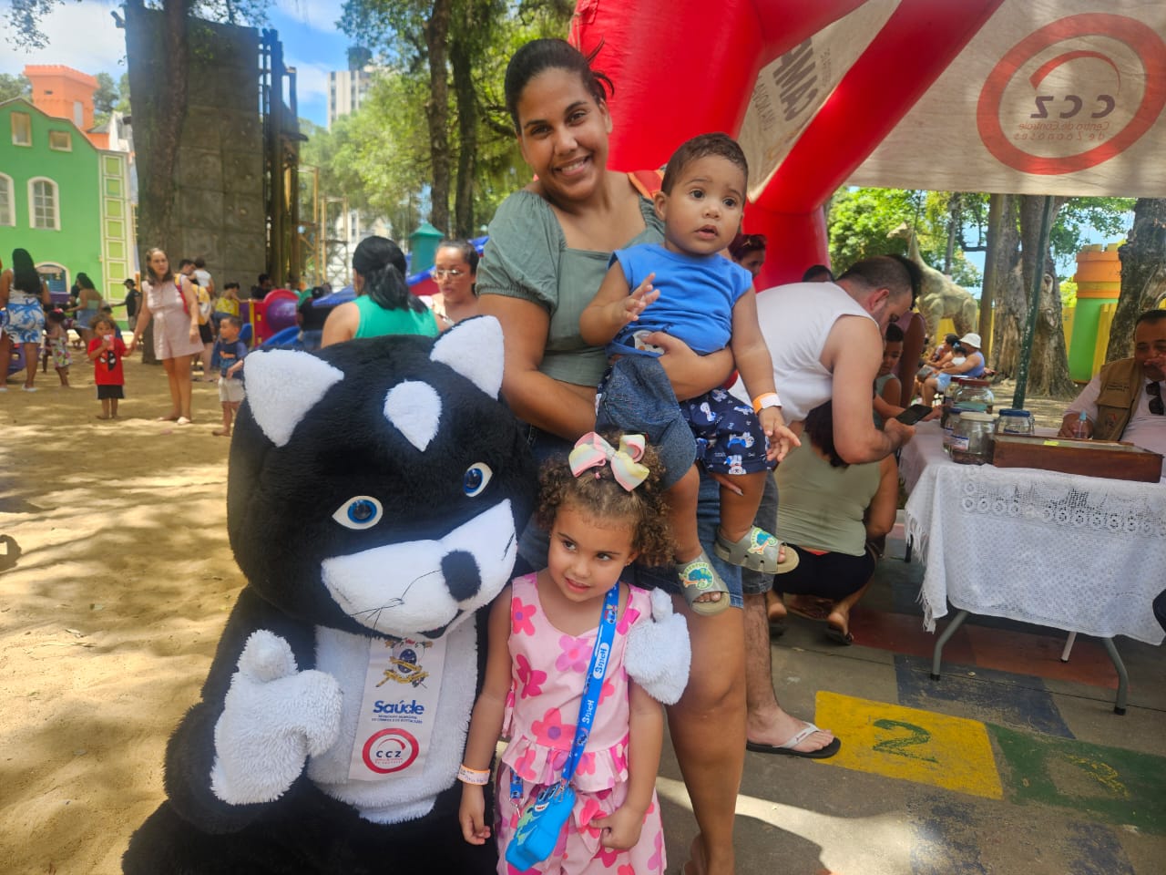 Crianças se divertem com mascotes do CCZ e conhecem animais empalhados durante Outubro Encantado